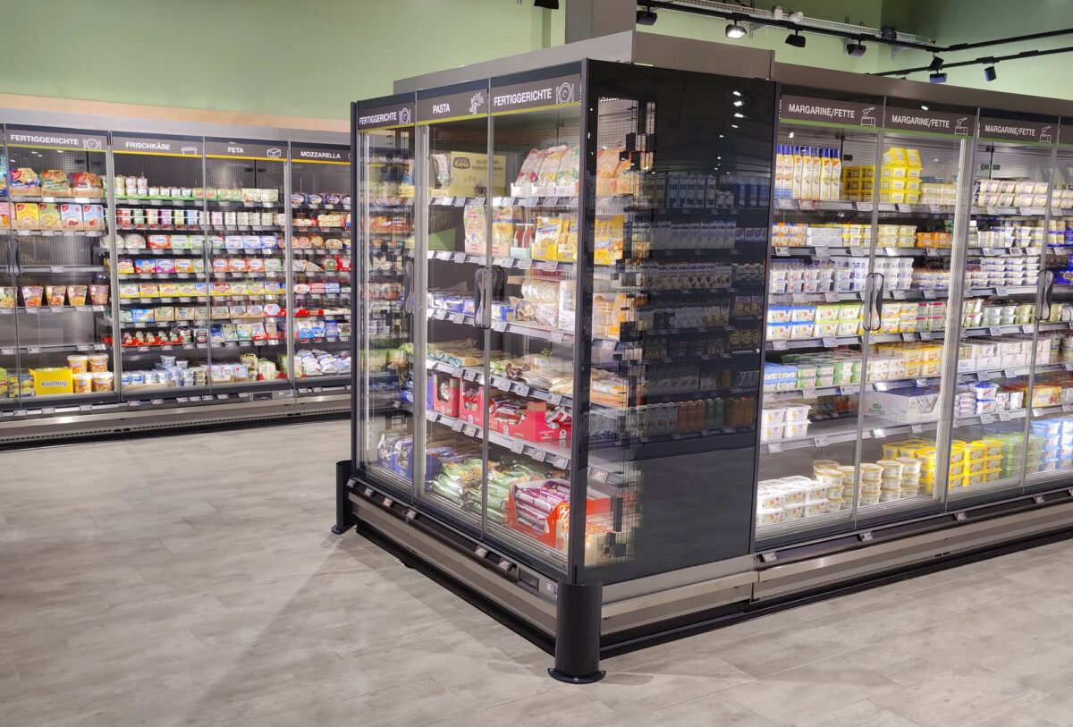 Moderne Kühlmöbel in Kaufland, errichtet von Hands 4-U GmbH